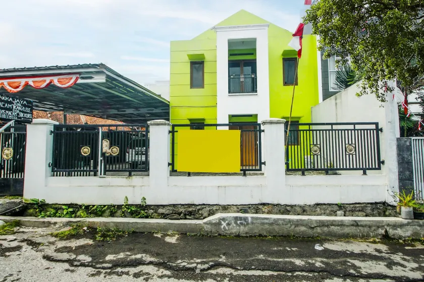 OYO Life 91606 Nadin Guest House Syariah - Image 1