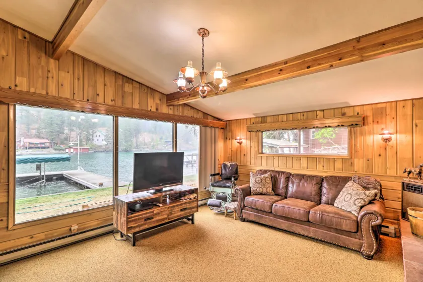 Flathead Lake Waterfront Cabin w/ Dock & Kayaks - Innenbereich