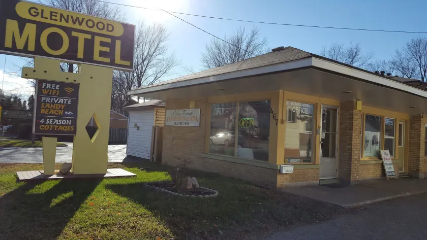 Glenwood Motel and Cottages - Image 1