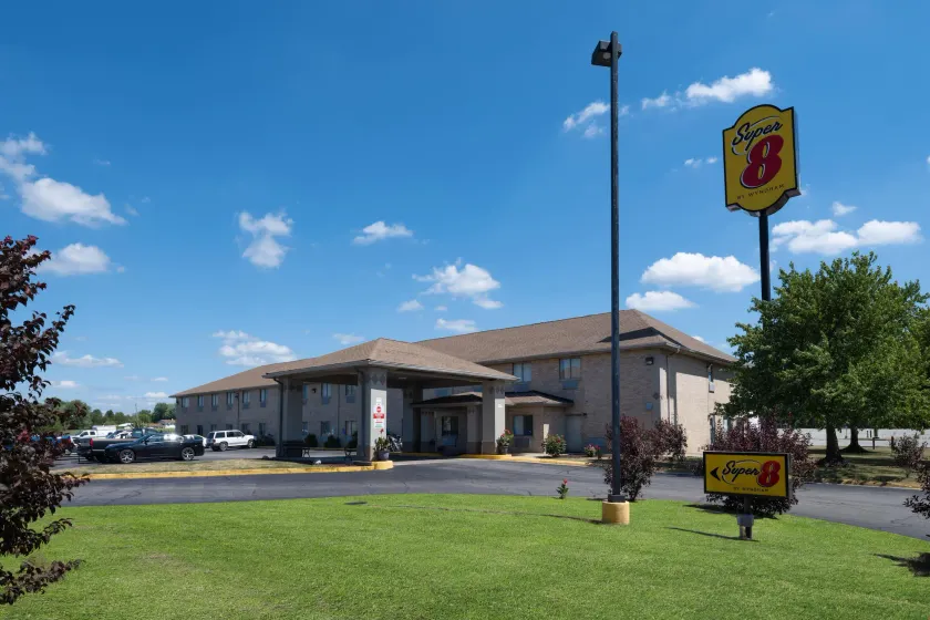 Super 8 by Wyndham Kokomo - Image 1
