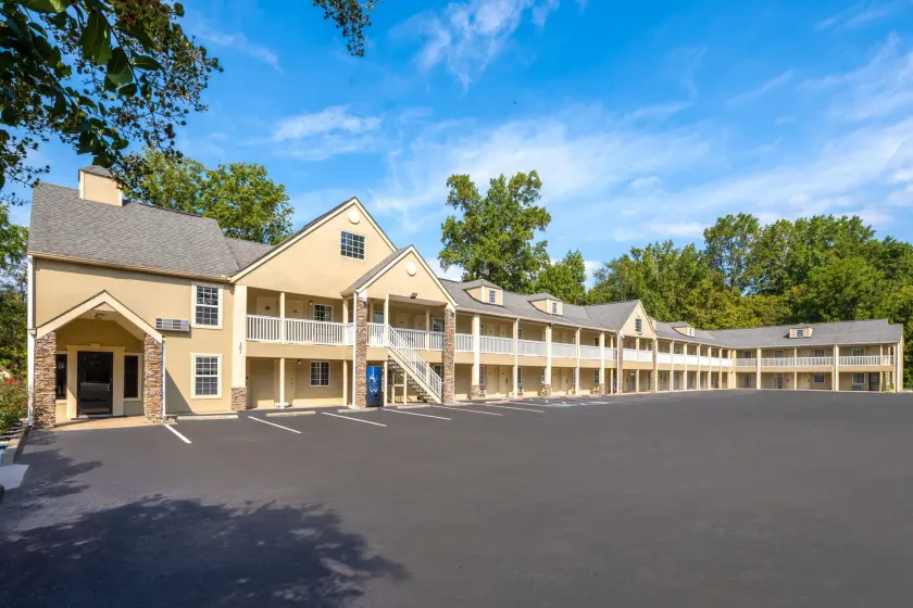 Days Inn by Wyndham Canton - Image 1