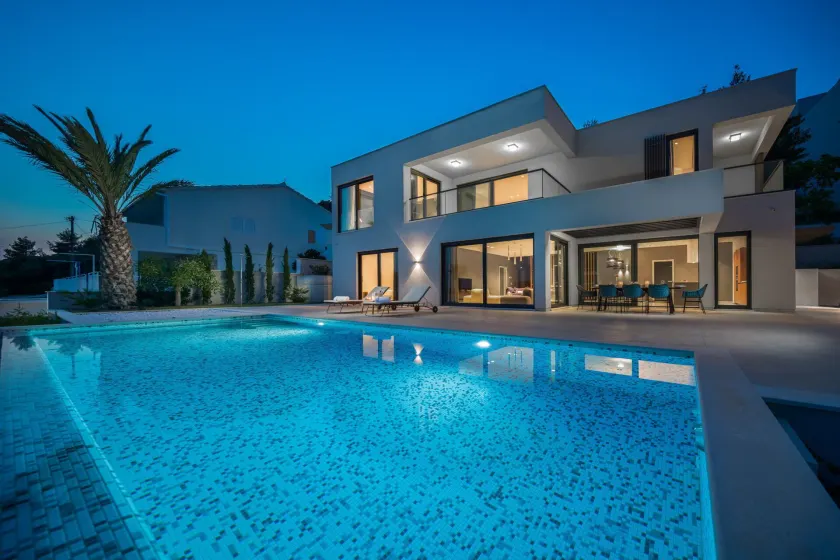 Villa mit privatem Pool, Sauna und Garten | Stadtblick - Image 1