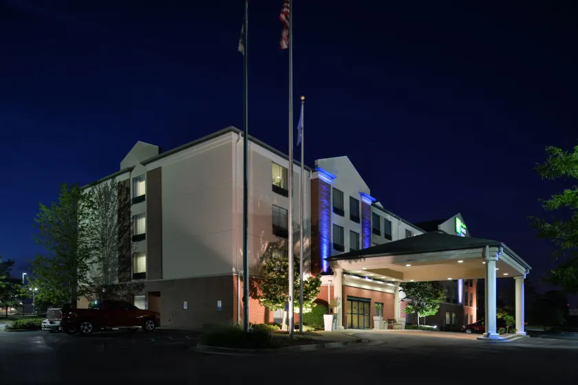 Holiday Inn Express Hotel & Suites Milwaukee-New Berlin by IHG - Image 1