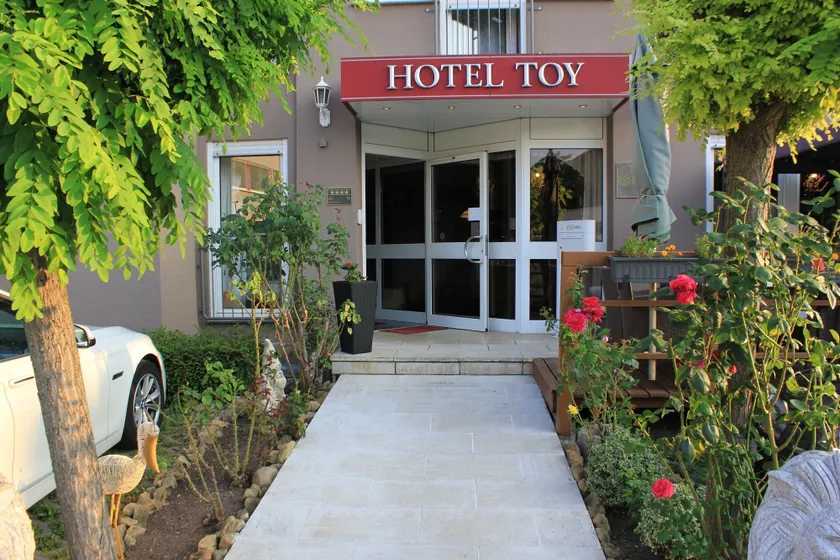 Hotel Toy - Image 1