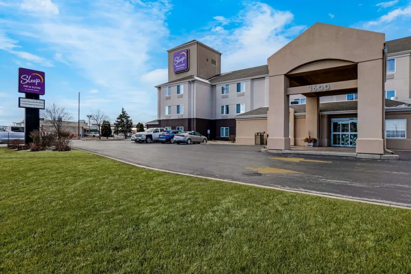 Sleep Inn & Suites Green Bay South - Image 1