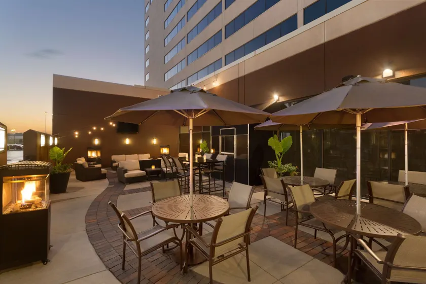 Hilton Chicago/Oak Brook Suites - Image 1