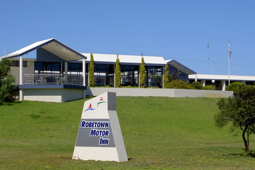 Robetown Motor Inn & Apartments - Image 1