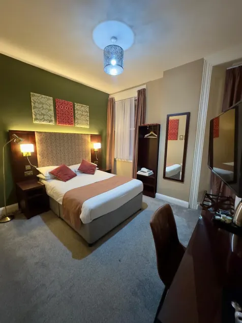 Acacia Hotel - Image 1