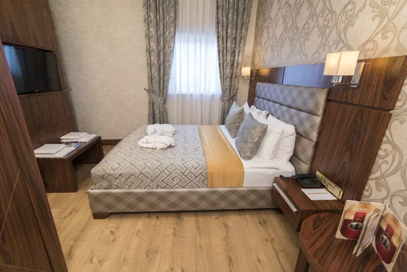 MidMar Deluxe Hotel - Image 1