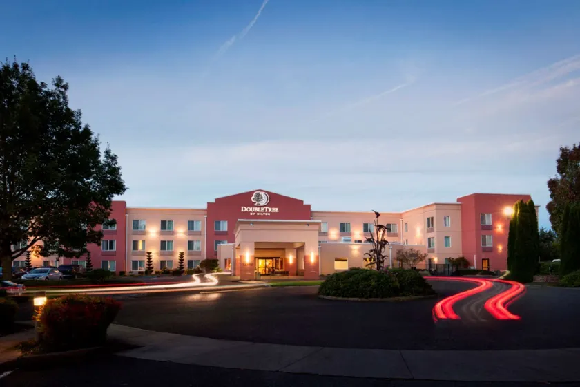 DoubleTree by Hilton Hotel Vancouver - Image 1