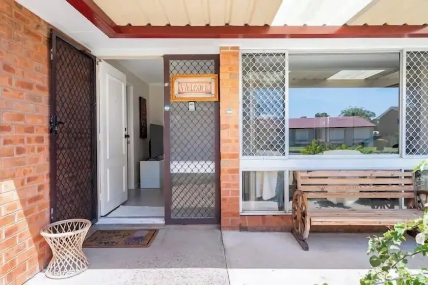 Cheerful 3 Bedroom House With Free Parking - Image 1
