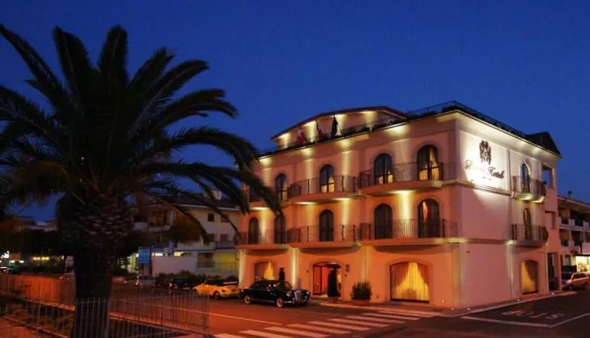 Bram Hotel - Image 1