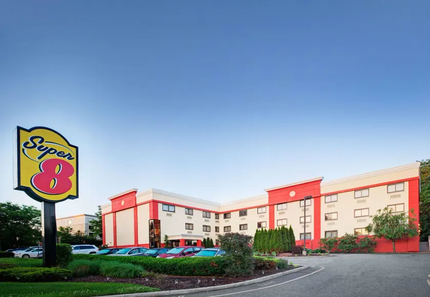 Super 8 by Wyndham Mahwah - Image 1