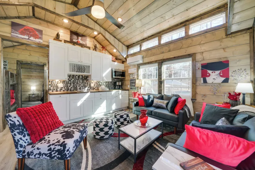Pet-friendly Broken Bow Cabin: Hot Tub & Fireplace - Image 1