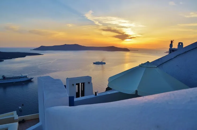 Fira White Residence - Image 1
