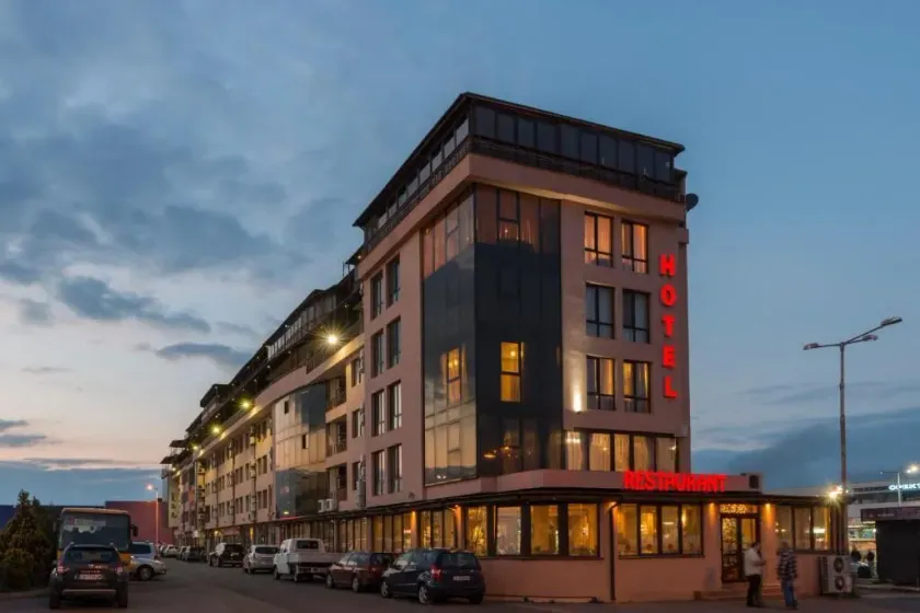 Avenue Hotel - Image 1