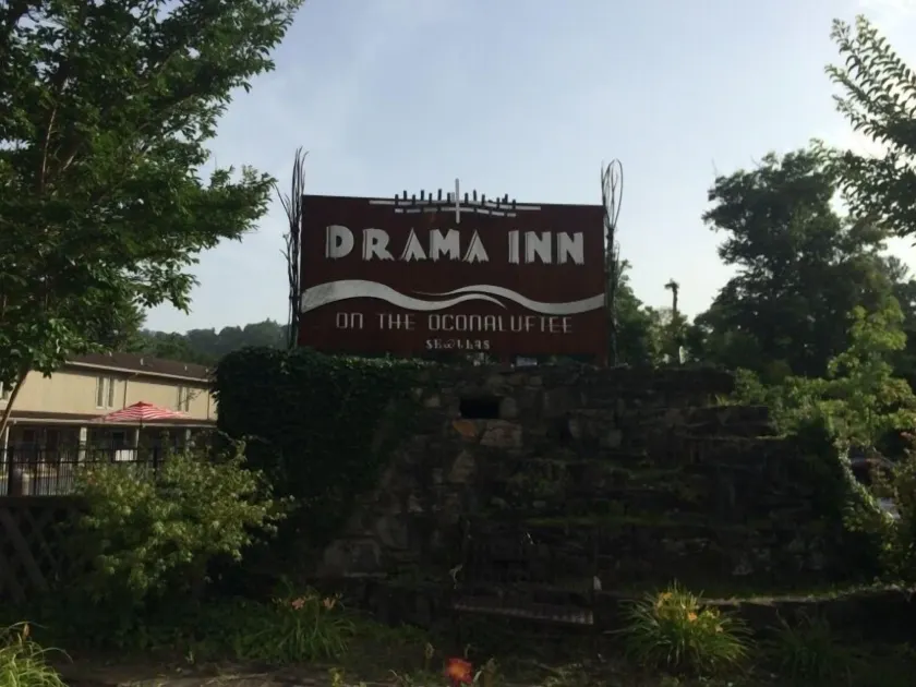 Drama Inn - Image 1