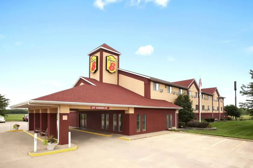 Super 8 by Wyndham Salem - Image 1