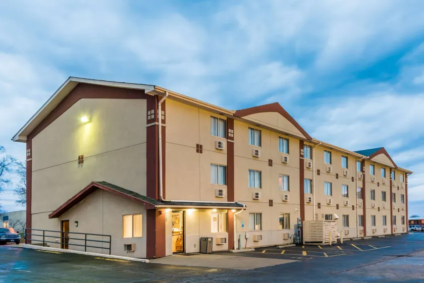 Super 8 by Wyndham Bloomington Normal - Image 1