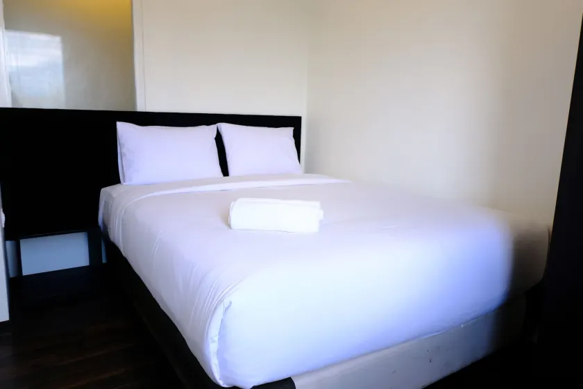 Homey 1BR Apartment at Gateway Ahmad Yani Cicadas By Travelio - Værelse