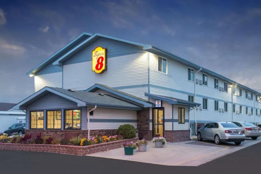 Super 8 by Wyndham Pierre SD - Image 1