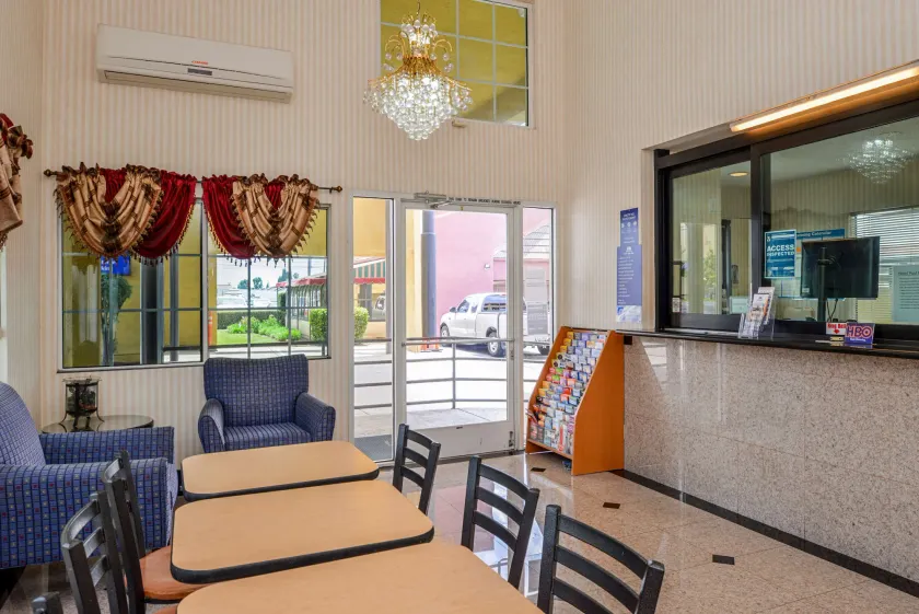 Americas Best Value Inn - Azusa/Pasadena - Coin salon dans le hall