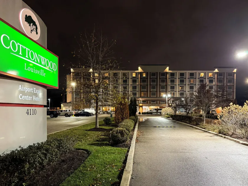 Cottonwood Airport & Expo Hotel Louisville - Image 1