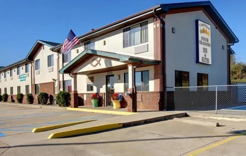 Cassville Four Seasons Inn & Suites - Image 1