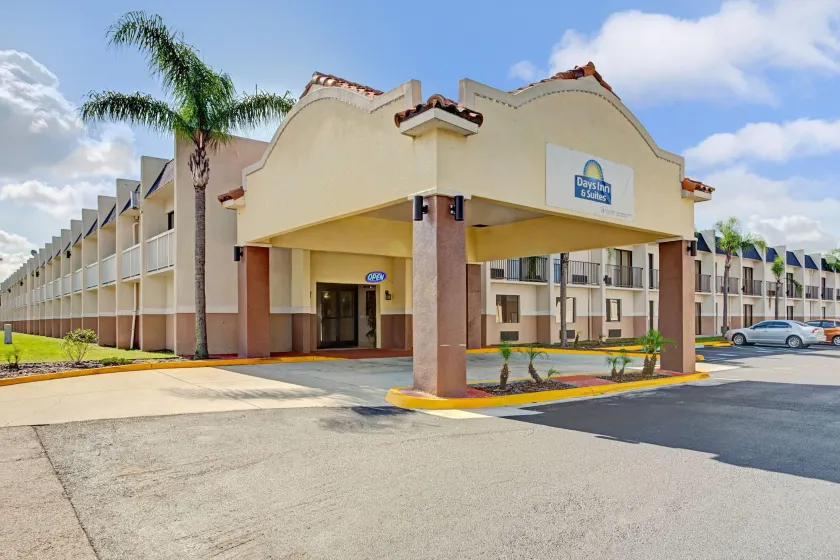 Days Inn & Suites by Wyndham Tampa Fairground-Casino-Ybor - Image 1