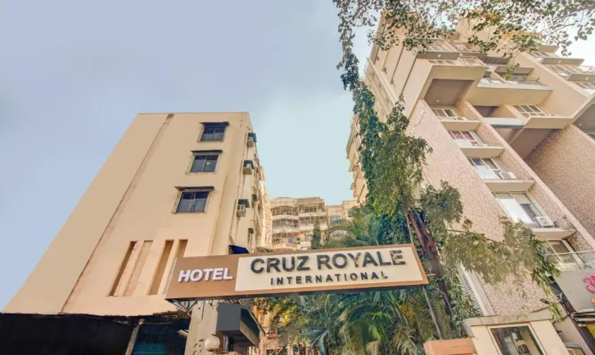 Hotel Cruz Royale - Image 1