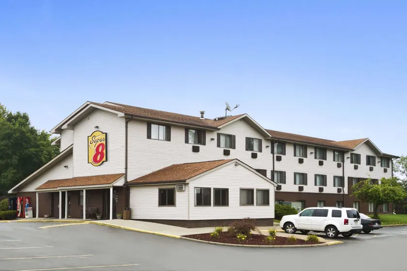 Super 8 by Wyndham New Castle - Image 1
