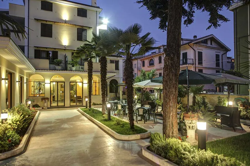 Hotel Ester Safer - Image 1