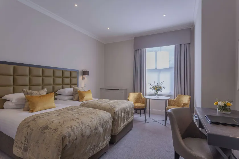 Oatlands Park Hotel - Image 1