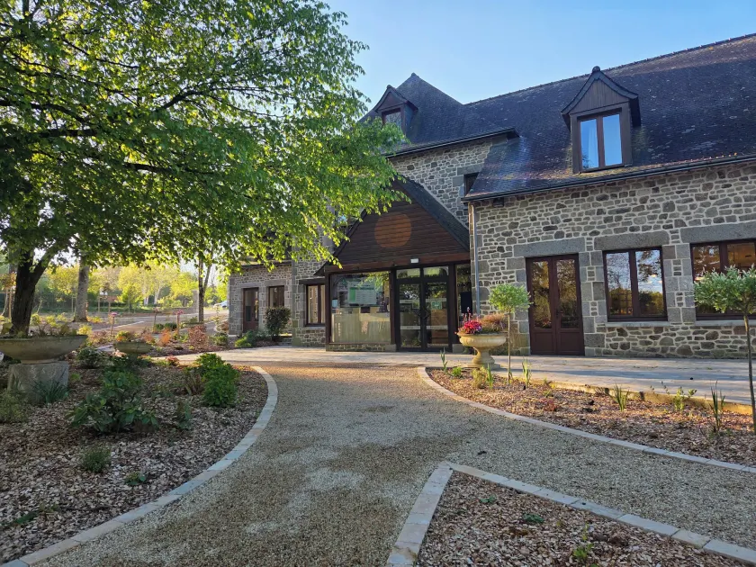 Logis Hotel Restaurant La Marjolaine - Image 1