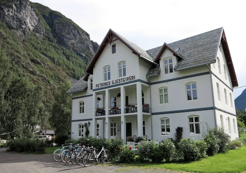 Petrines Guesthouse - Image 1