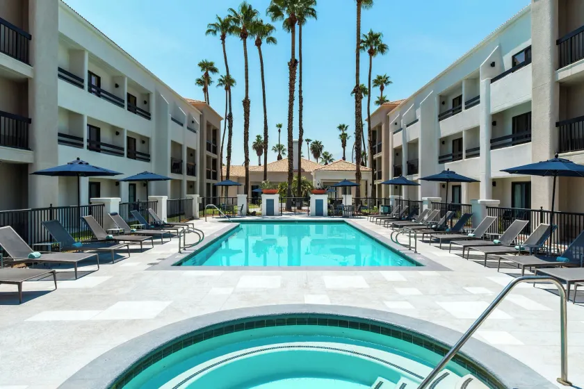 Courtyard by Marriott Palm Springs - Image 1