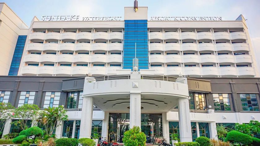 Sunlake Waterfront Resort & Convention - Image 1