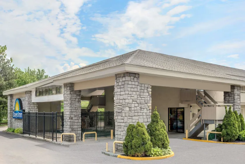 Days Inn by Wyndham Columbus Fairgrounds - Image 1