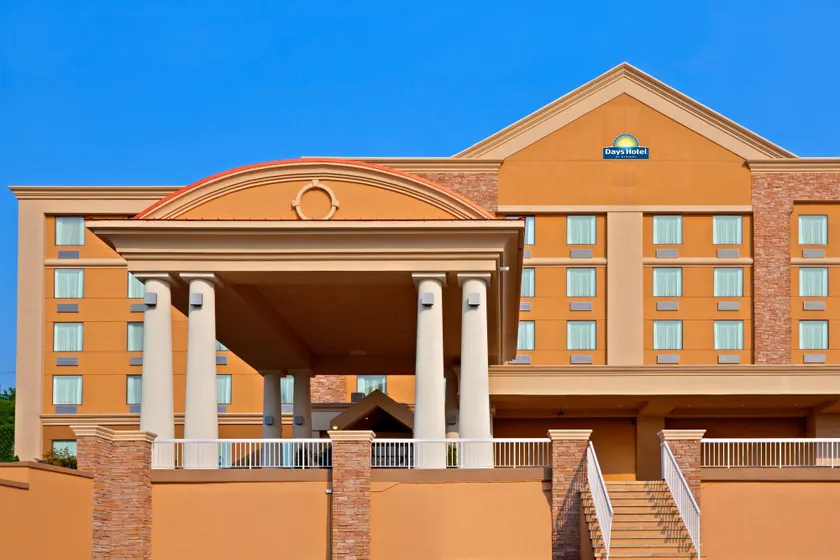 Days Hotel by Wyndham North Bergen - Image 1
