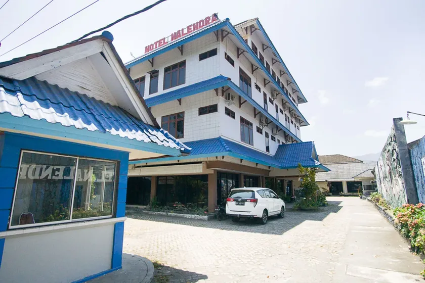 RedDoorz plus near Pelabuhan Bitung - Image 1