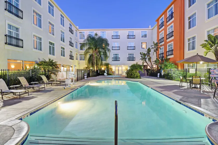 Embassy Suites by Hilton Valencia - Image 1