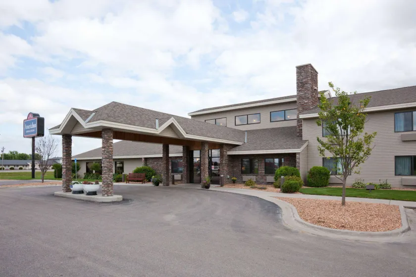 AmericInn by Wyndham Thief River Falls - Image 1