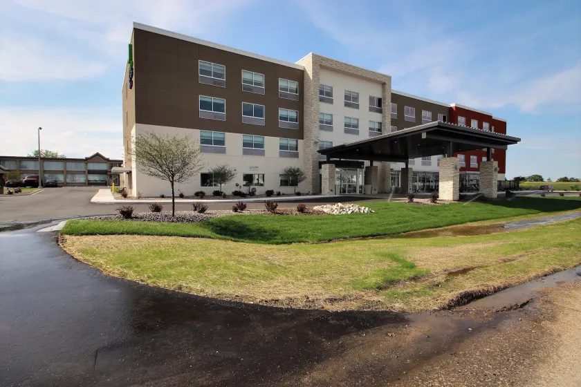 Holiday Inn Express & Suites Fond Du Lac by IHG - Image 1
