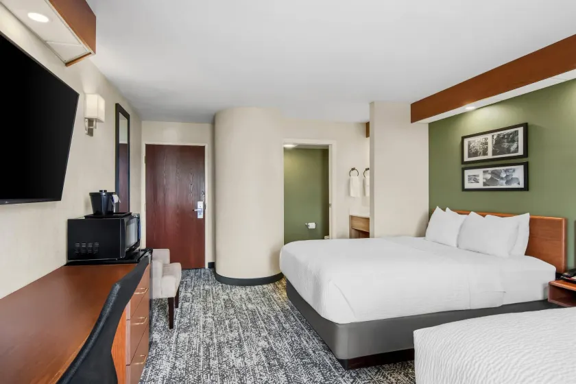 Sleep Inn & Suites Bay View Acme - Traverse City - Image 1