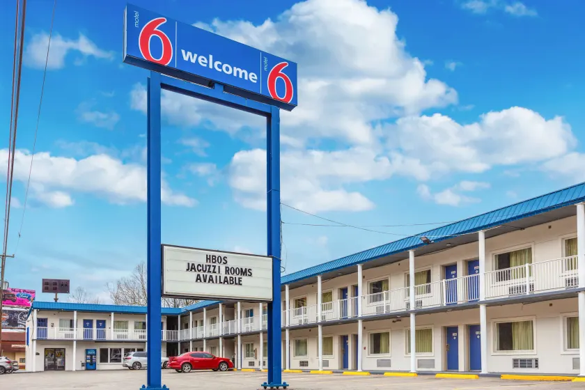 Motel 6 Huntington, WV - Image 1