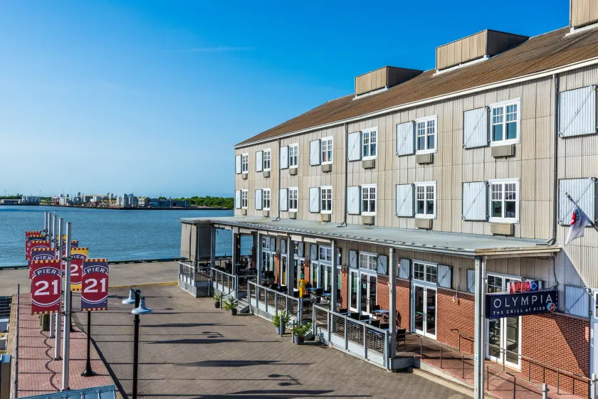 Harbor House Hotel and Marina at Pier 21 - Image 1