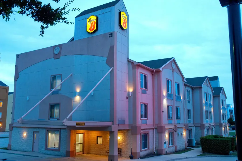 Super 8 by Wyndham Irving/DFW Apt/North - Image 1