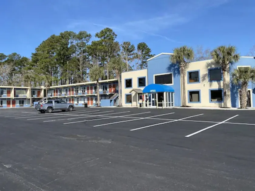 Havelock inn & suites - Image 1