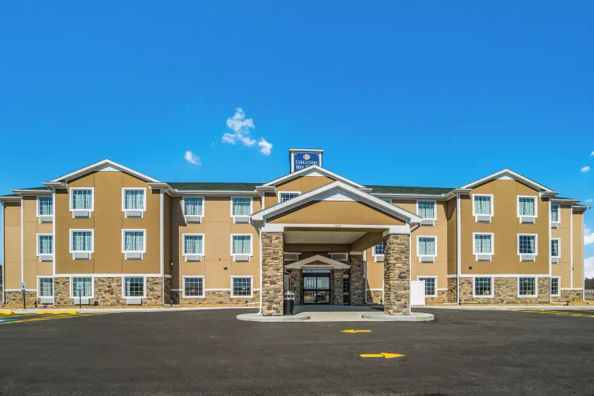 Cobblestone Hotel & Suites - Newport - Image 1