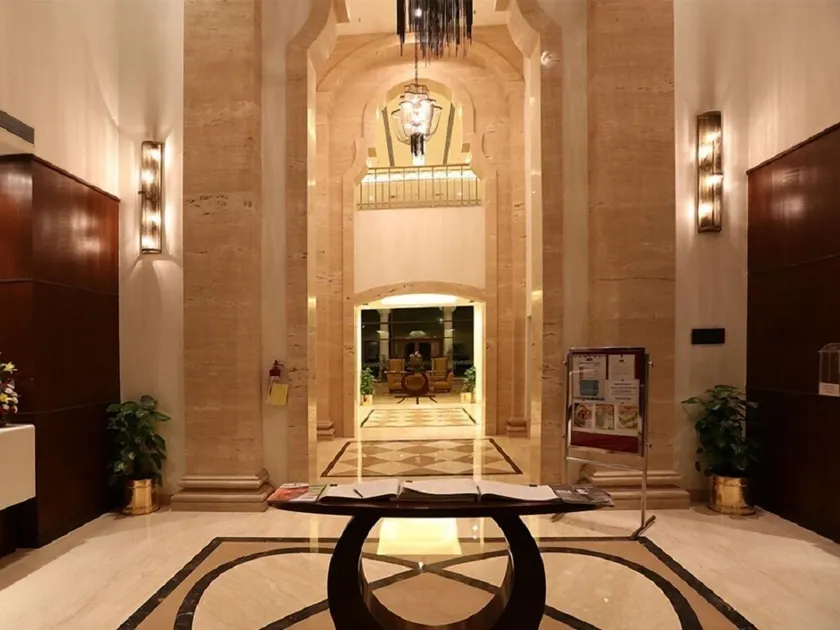 DLF Club 5 - Interior entrance